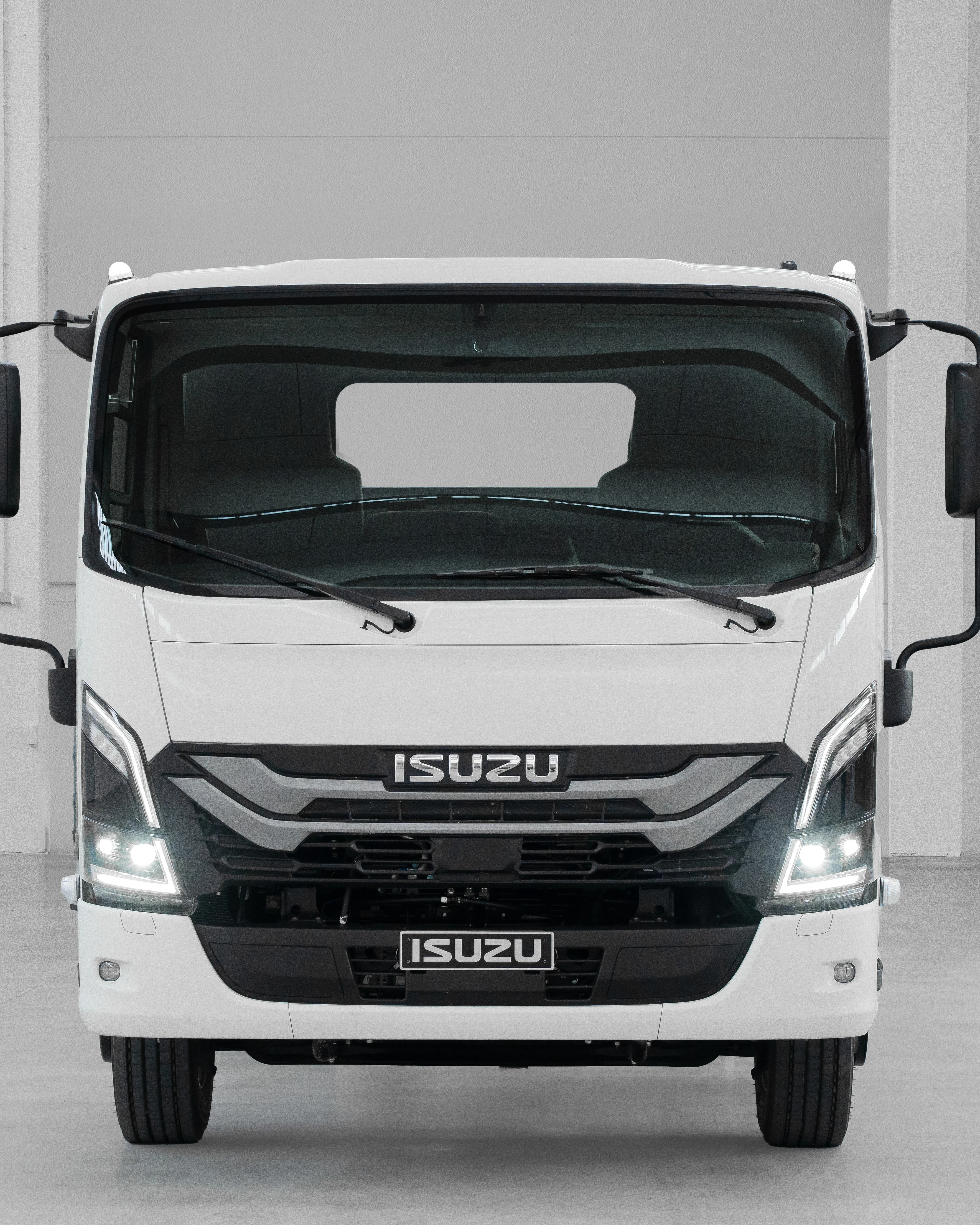 Section avant moderne et distinctive La partie supérieure est fabriquée dans un matériau résineux, afin de permettre une plus grande absorption des chocs en cas d’impact avec un piéton.