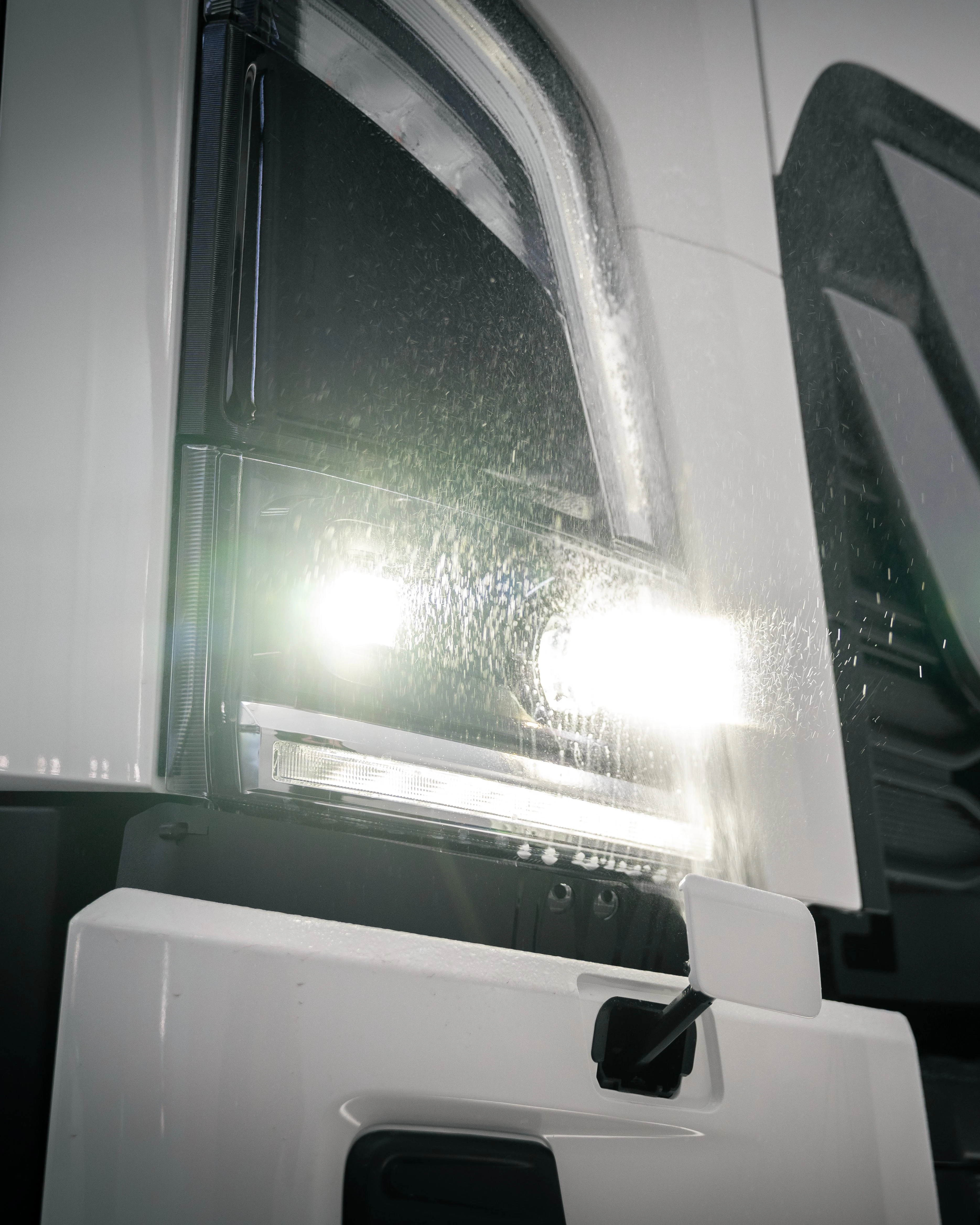 Phares avant et arrière Bi-LED et lave-phares