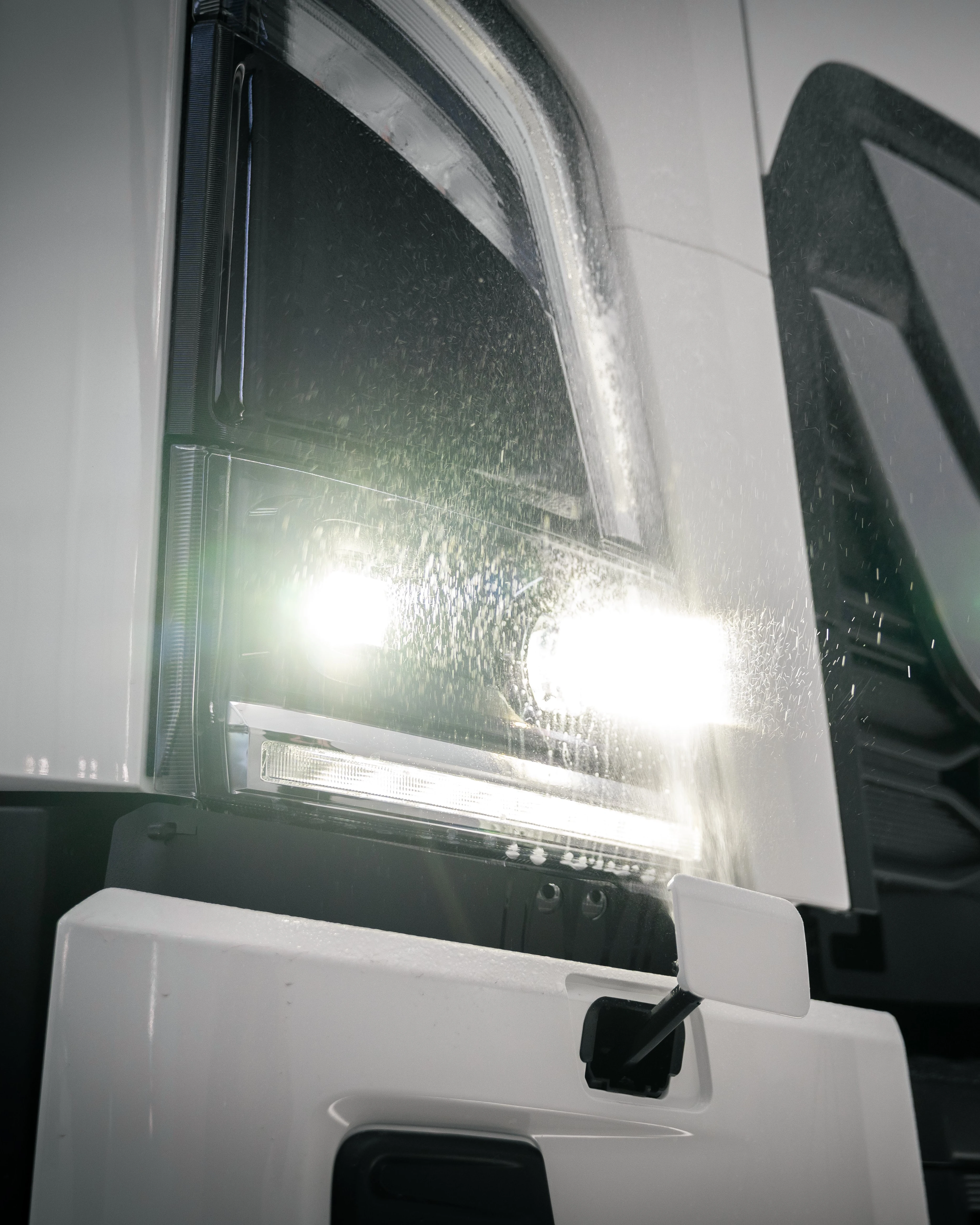 Phares avant et arrière Bi-LED et lave-phares