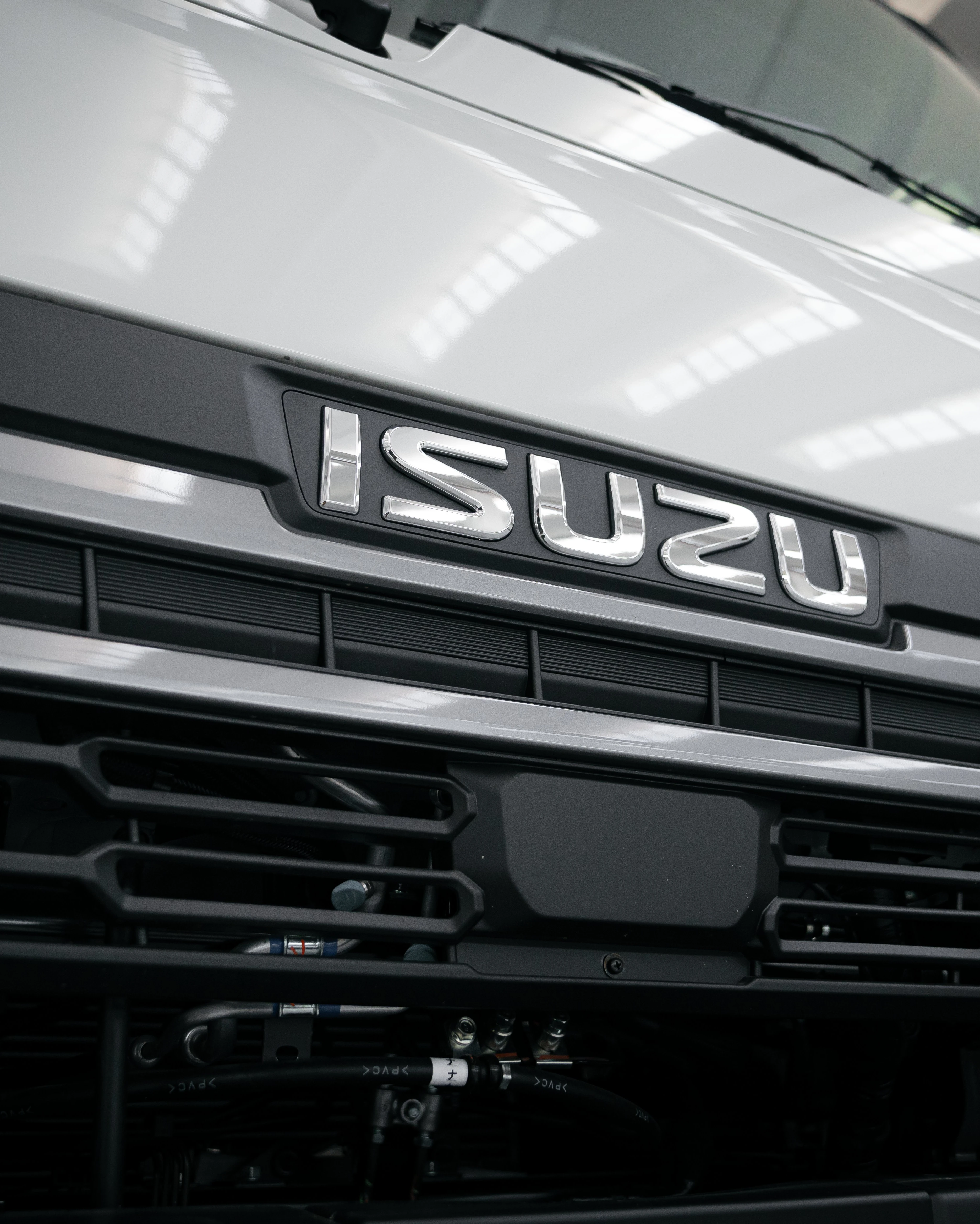 La nouvelle calandre ornée du motif World Cross Flow se propose de mettre en avant un nouveau design mondial d’ISUZU, qui vise à satisfaire les exigences et les goûts du monde entier.