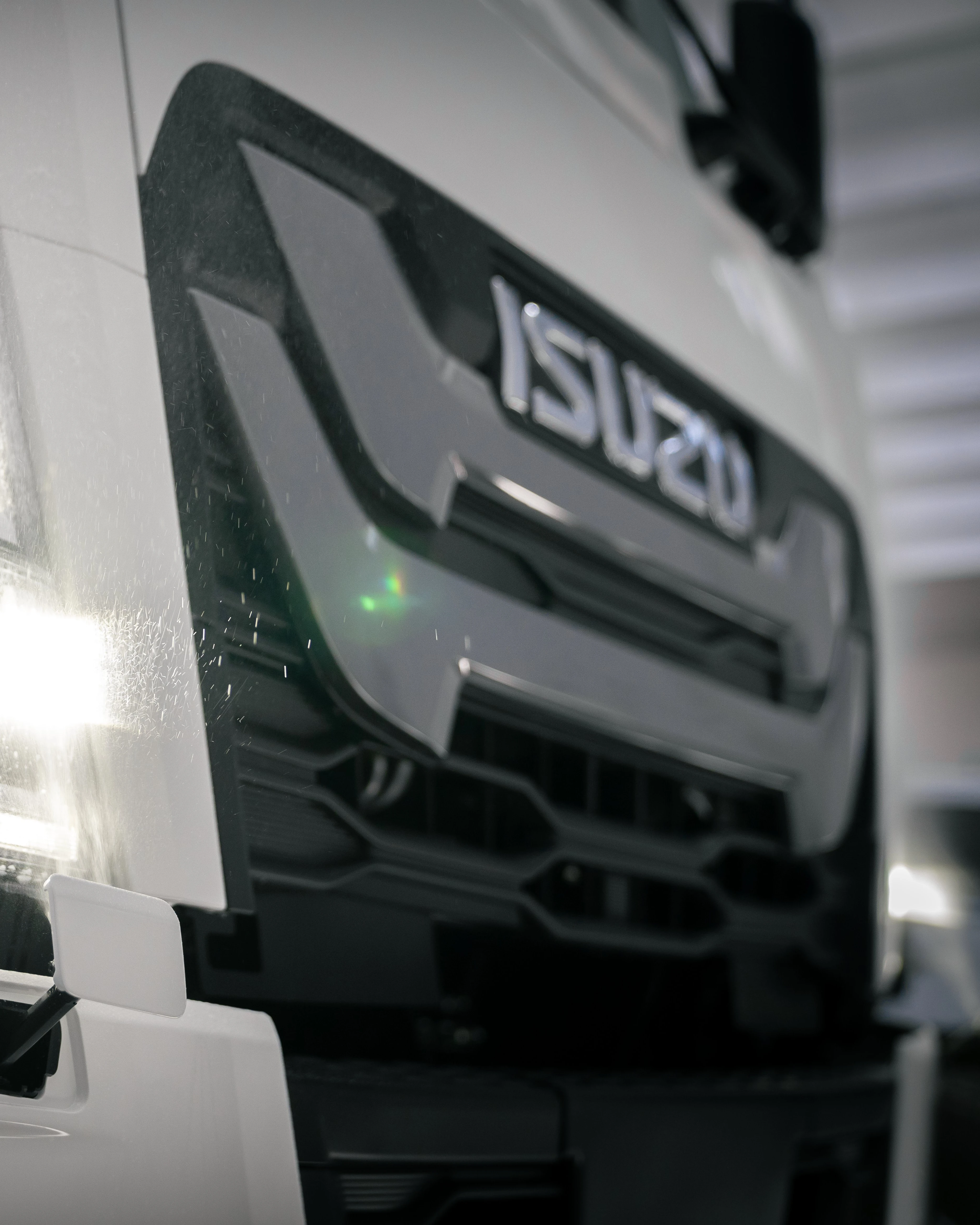 El nuevo frontal con el motivo «World Cross Flow» pretende promover un nuevo diseño global de ISUZU, que busca satisfacer las necesidades y los gustos de todo el mundo.