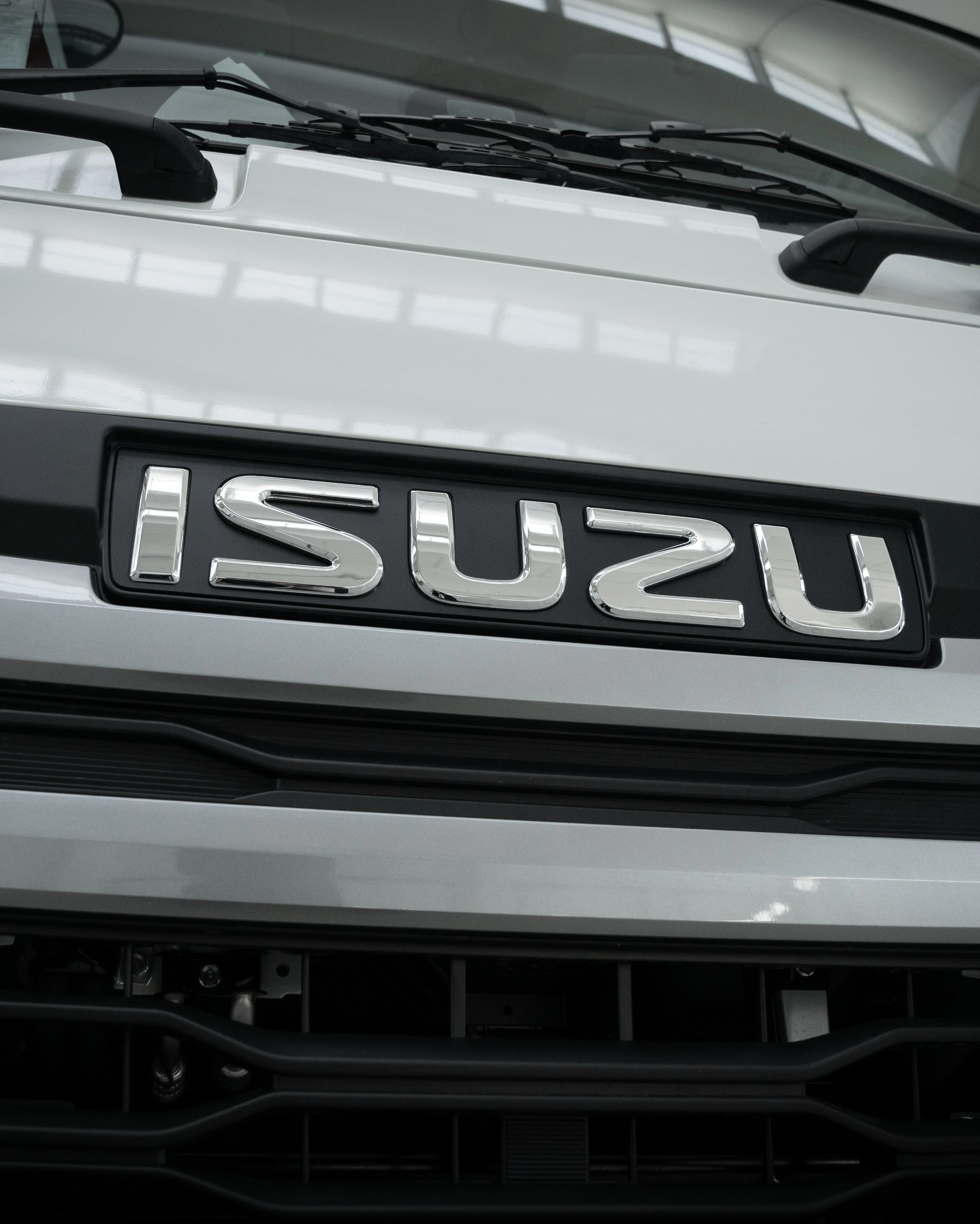 El nuevo frontal con el motivo «World Cross Flow» pretende promover un nuevo diseño global de ISUZU, que busca satisfacer las necesidades y los gustos de todo el mundo.